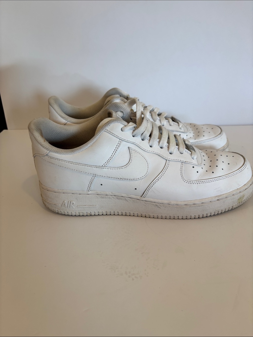 Nike Men’s White Leather Low-Top Sneakers - Picture 4 of 9